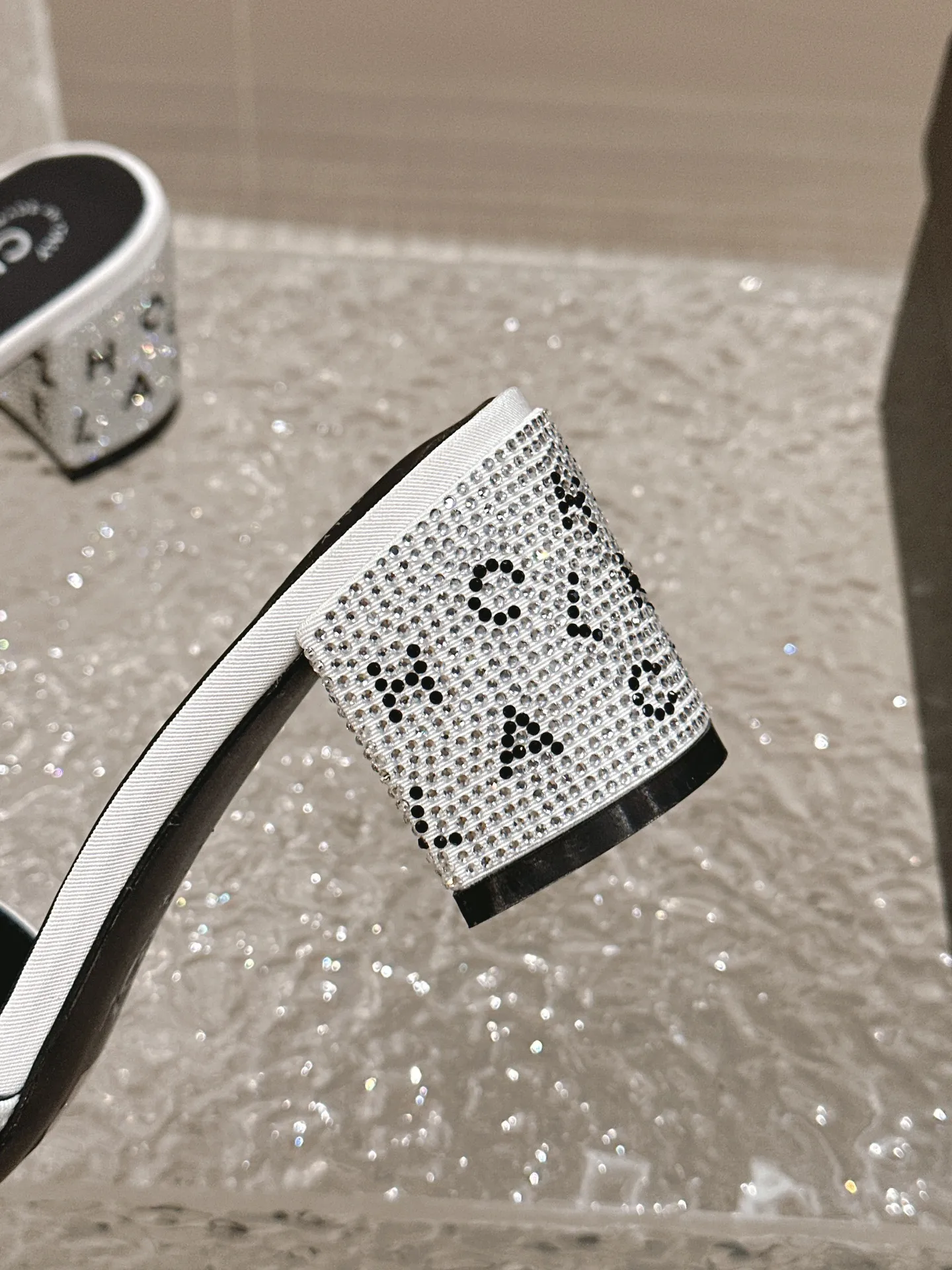 👟👟Ex-factory price 460👟👟 Xiaoxiang Chanel rhinestone slippers with large black rhinestone letters, these really blingbling slippers are full of rhinestones. They are both classic and artistic, and can be styled as you like when going out on the street every day. The characteristic is that the hot diamonds are particularly shiny. They are made with heavy craftsmanship and are not easy to fall off. They have a sexy and versatile temperament for ladies. Color: black, white. Heel height 5 cm. 35-41